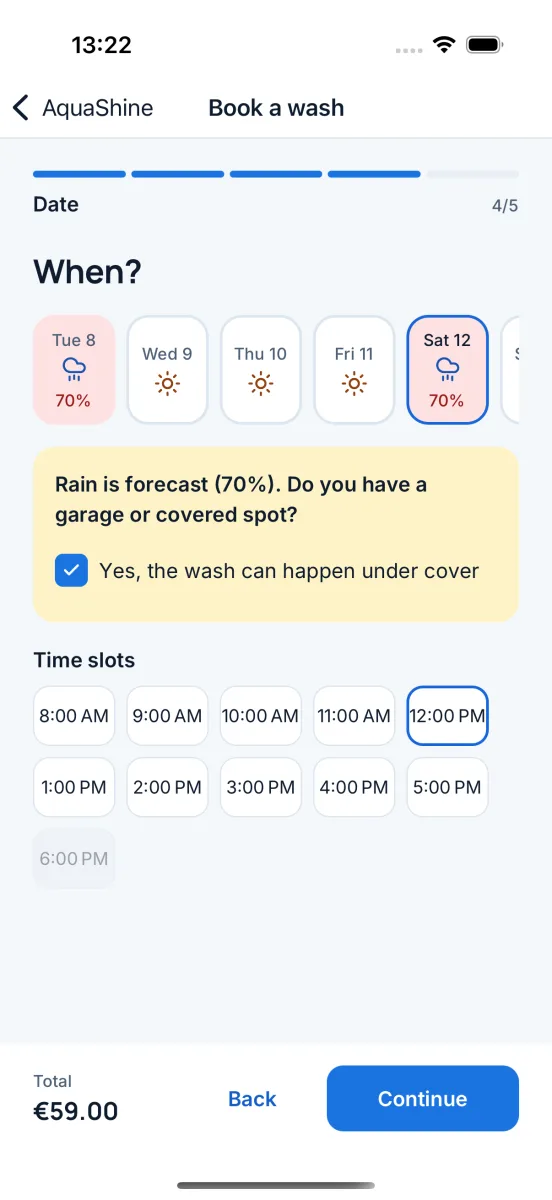 App de cliente pidiendo confirmar una plaza cubierta porque se prevé lluvia